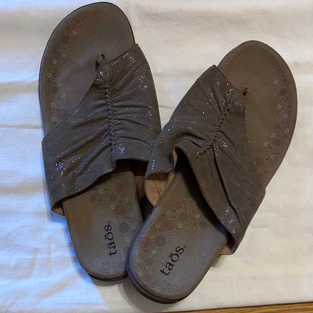 Taos Footwear Women's Shimmering Brown Sandals